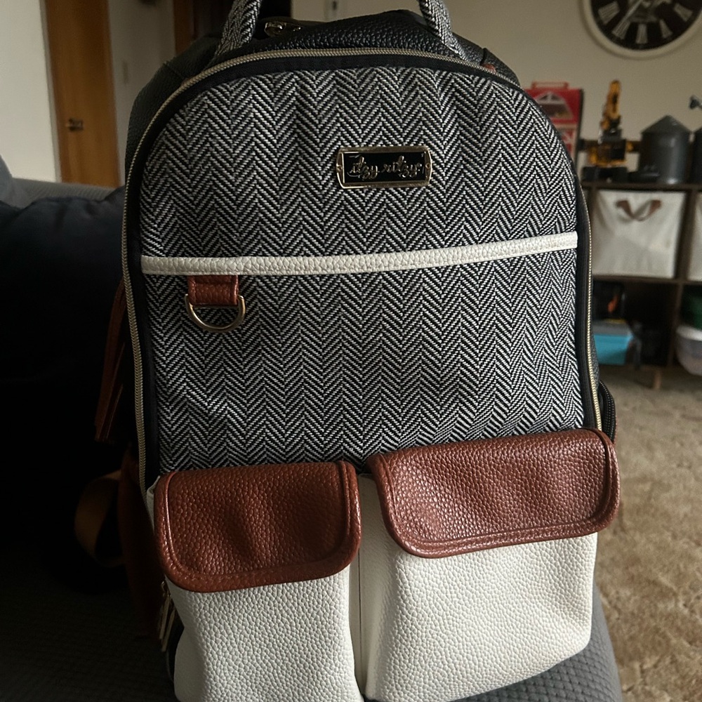 Itzy Ritzy Boss Plus Large k Diaper Bag Backpack
Coffee & Cream